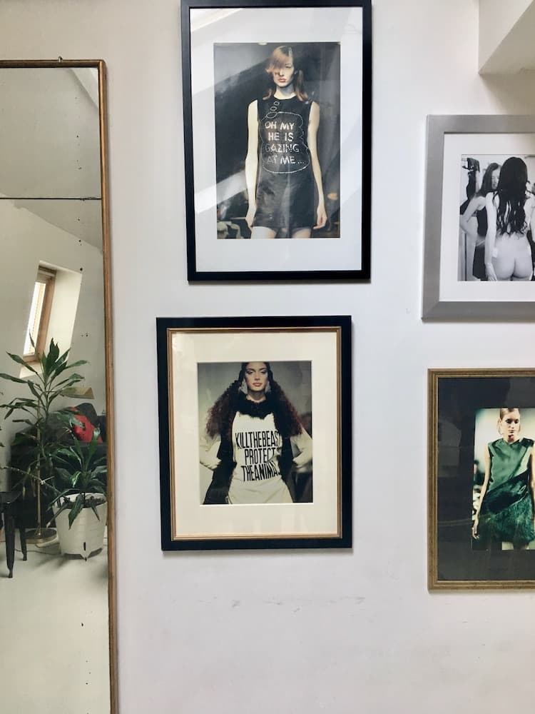 mur de cadres photographie défilé de mode