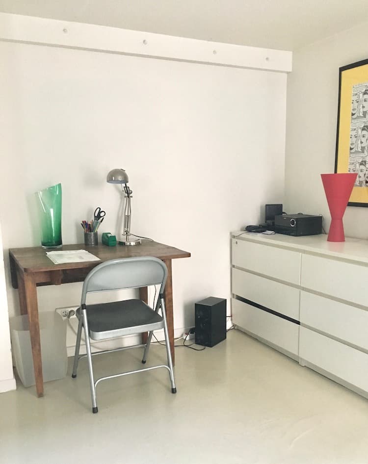 espace de travail compact et pliable dans entrée maison