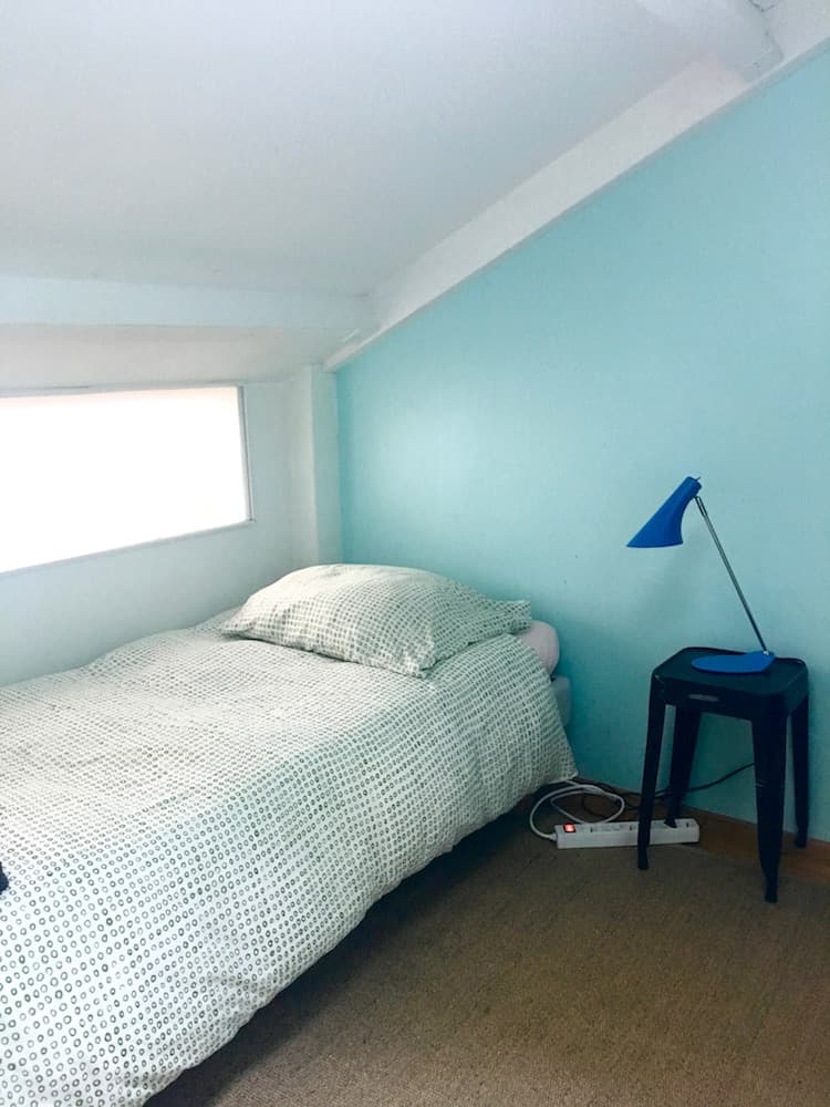 architecte Philippe Barbier chambre sous les toits mur bleu clair