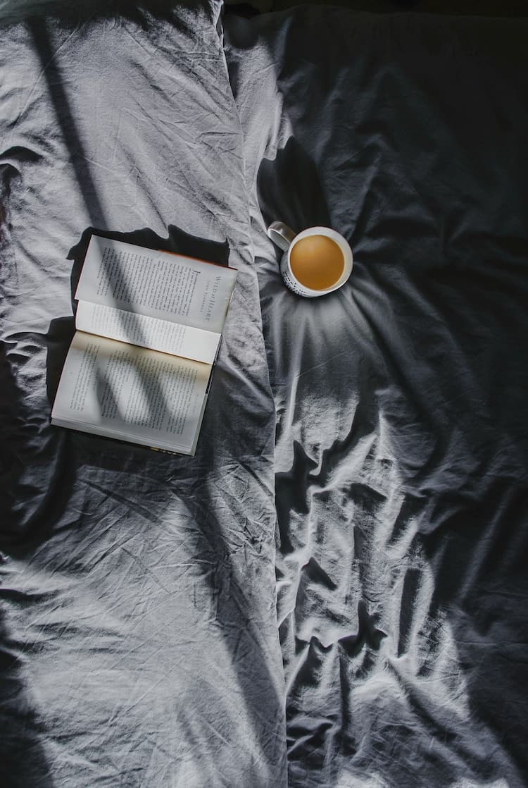 bien decorer sa maison pour l hiver lit en lin drap