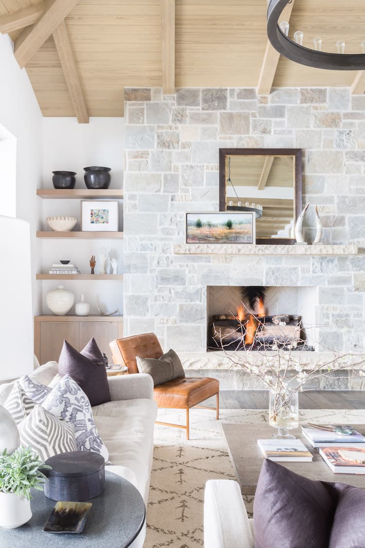 visite decoration chalet blanc salon cheminee pierre mur esprit montagne