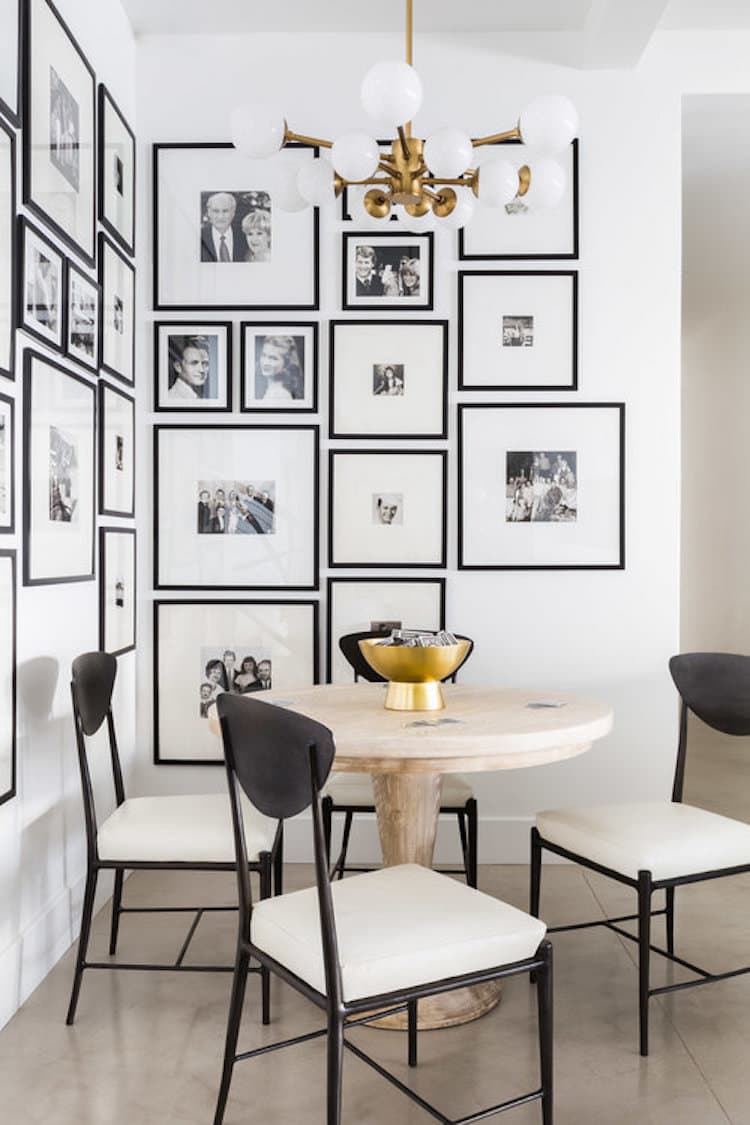 coin repas sejour mur de cadre photos noir et blanc laiton