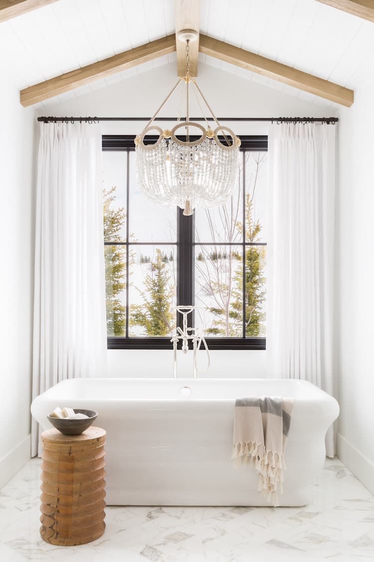 salle de bain baignoire marbre style chalet blanc