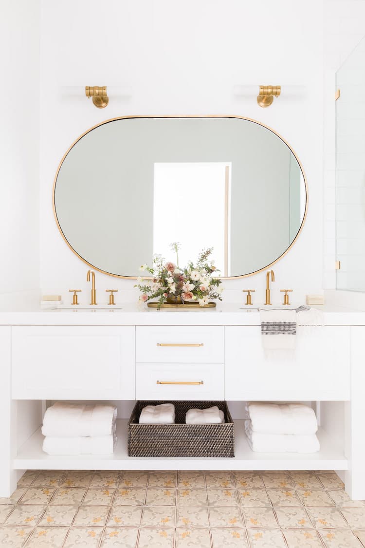 salle de bain laiton art deco chalet blanc decoration