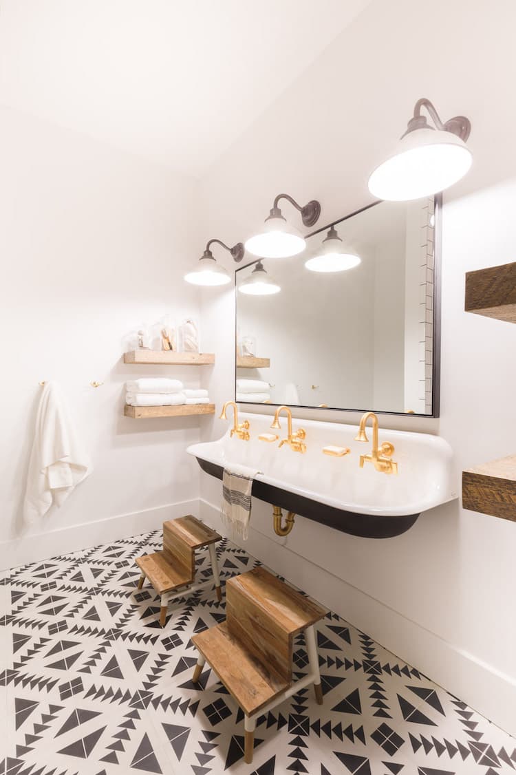 salle de bain noire chalet blanc vasque suspendu noir