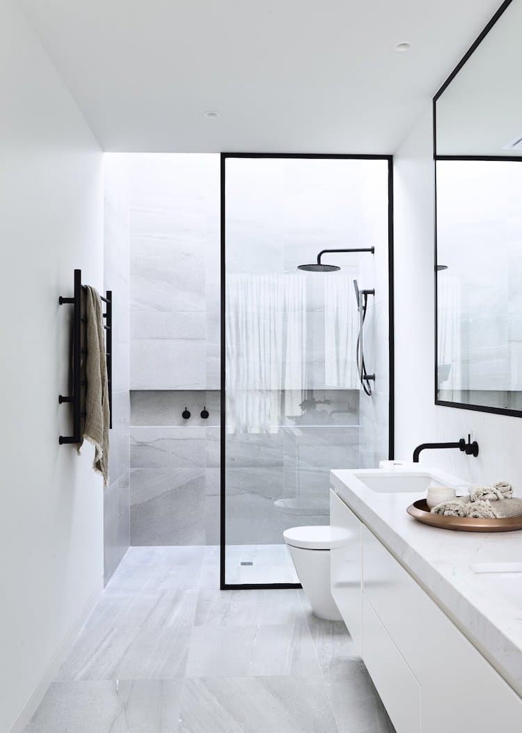 douche italienne petite salle de bain moderne minimaliste noire et blanche