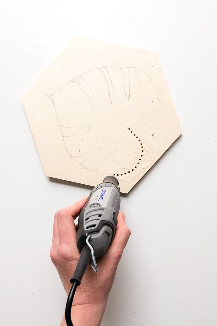 Perçage du contour de la feuille de monstera avec un outil multifonction