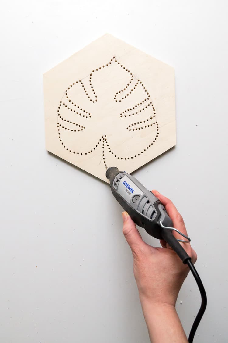 Motif de feuille de monstera réalisé avec des trous dans le bois