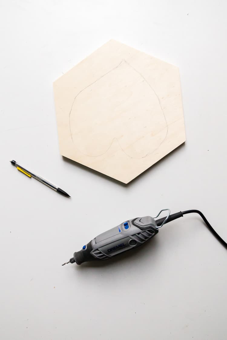 Silhouette en forme de cœur dessinée sur une planche en bois