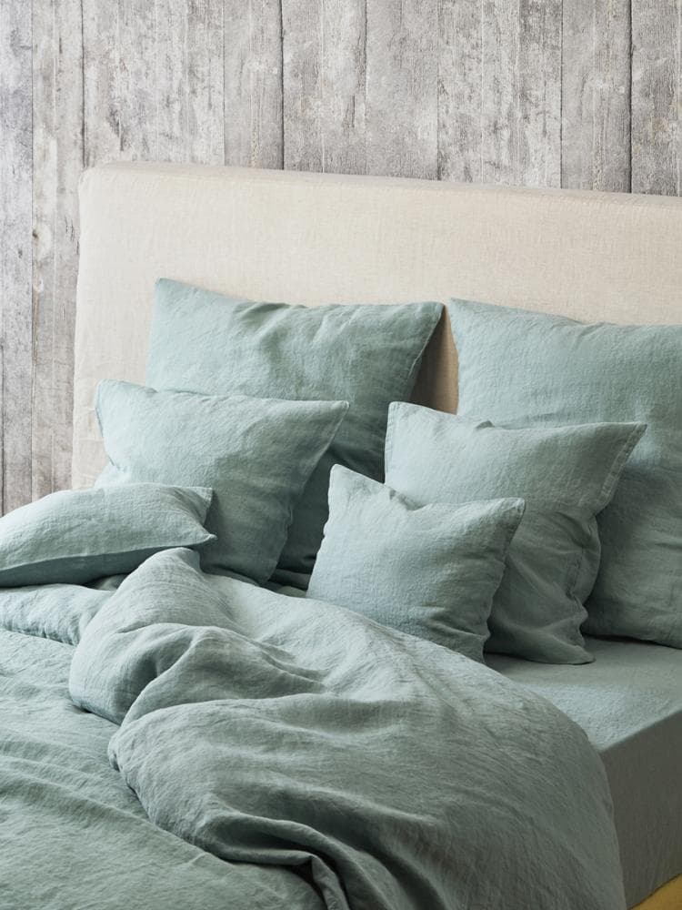 décoration vert céladon inspiration chambre couette verte mur bois gris - blog déco - clem around the corner