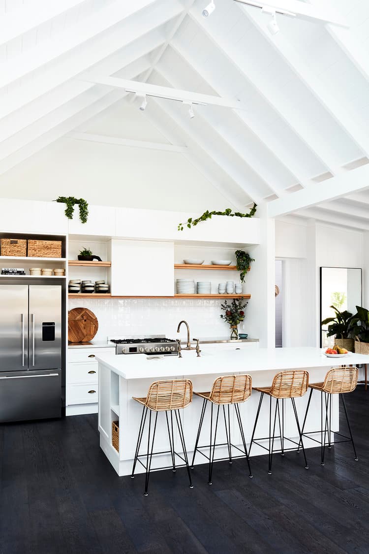 blog déco cuisine ouverte scandi blanche chaise haute osier