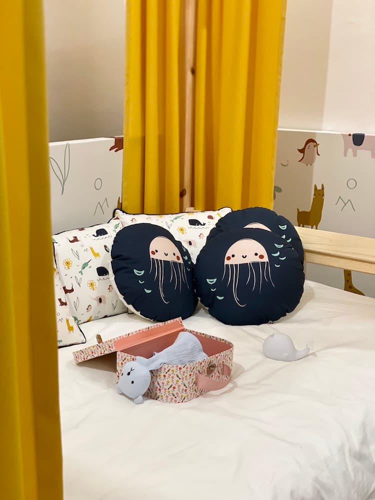 chambre enfant coussin rond bleu dessin pieuvre - clem around the corner