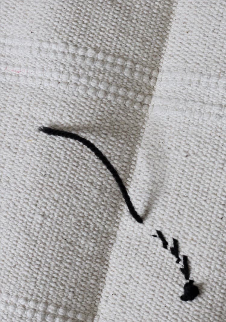 détail comment arrêter noeud broderie motif coussin