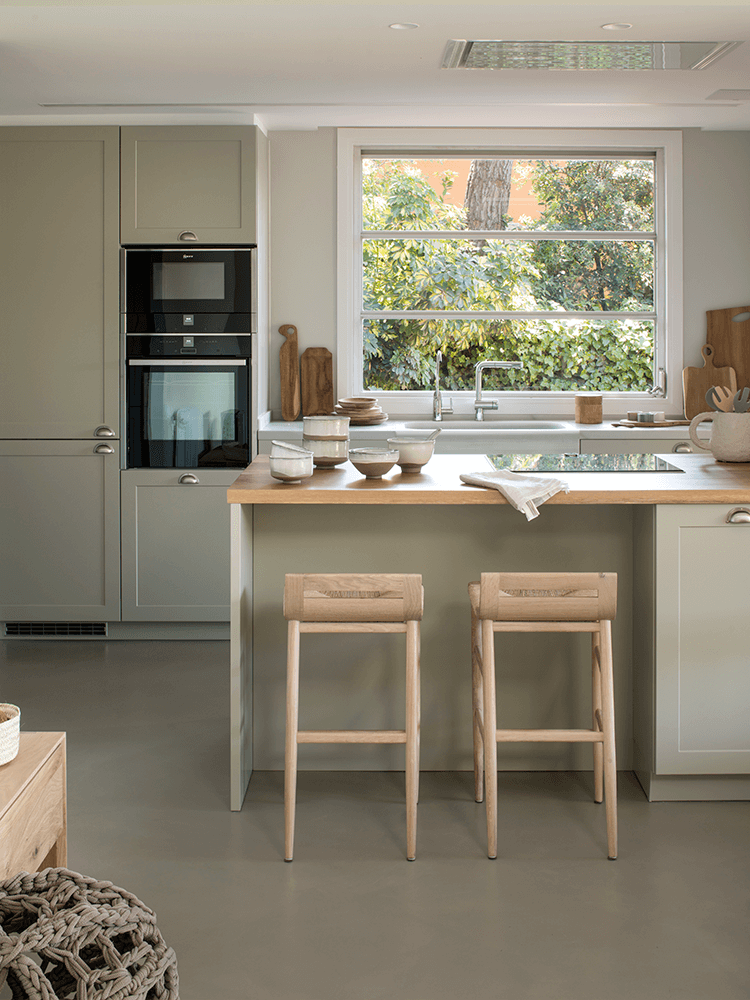 cuisine ouverte vert eau kaki clair bois maison en pleine nature
