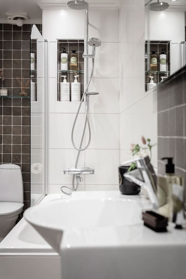 salle de bain salon blanc et noir baignoire
