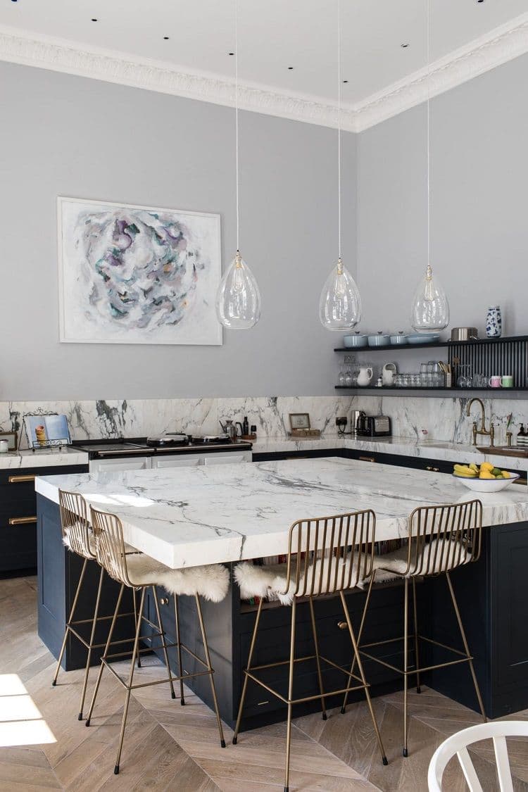 blog deco tendances cuisine 2022 ilot central marbre blanc bleu marine chaise haute laiton