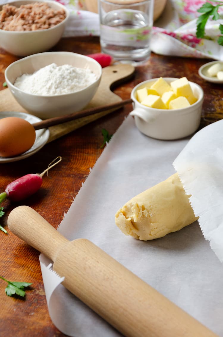 Pâte à craquelin étalée entre deux feuilles de papier cuisson