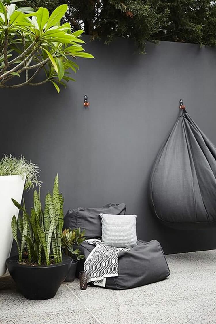 salon de jardin extérieur mur gris anthracite plante verte