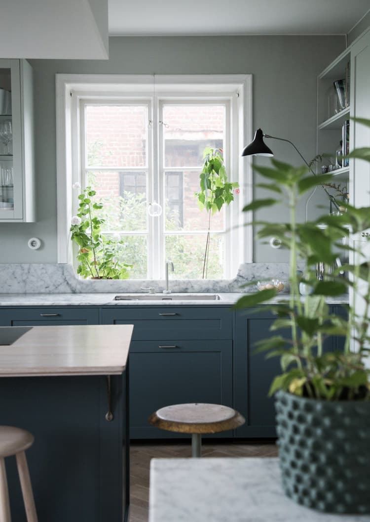 cuisine bleue foncé marbre gris
