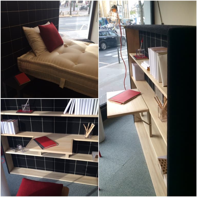 Lit studio avec bibliothéque et bureau au verso de la tête de lit
