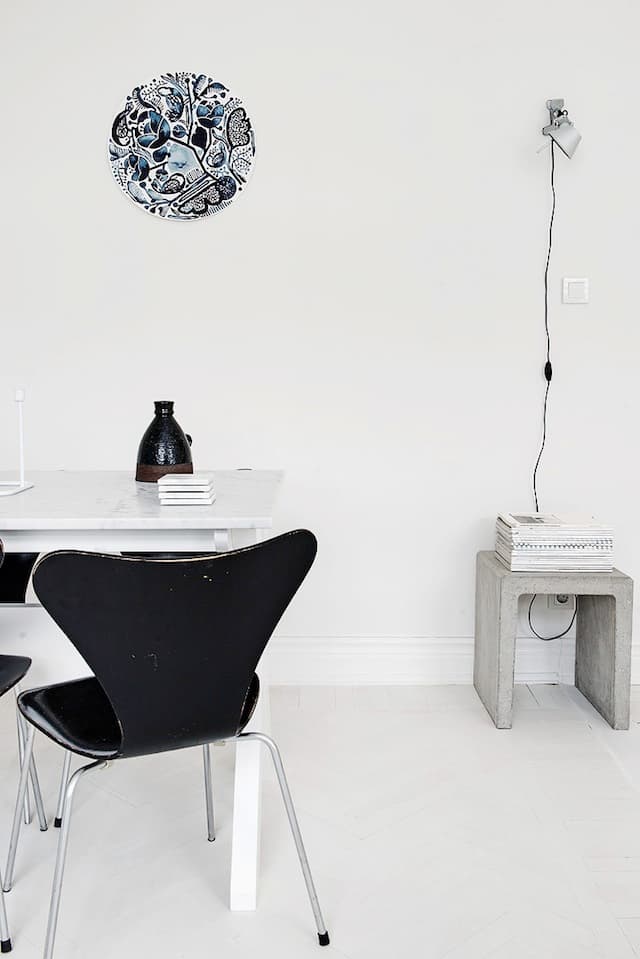 Salle à manger blanche table marbre chaise série 7 Fritz Hansen noire
