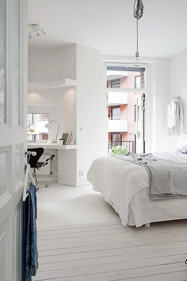 Un intérieur blanc chambre parquet blanchi bureau alcove