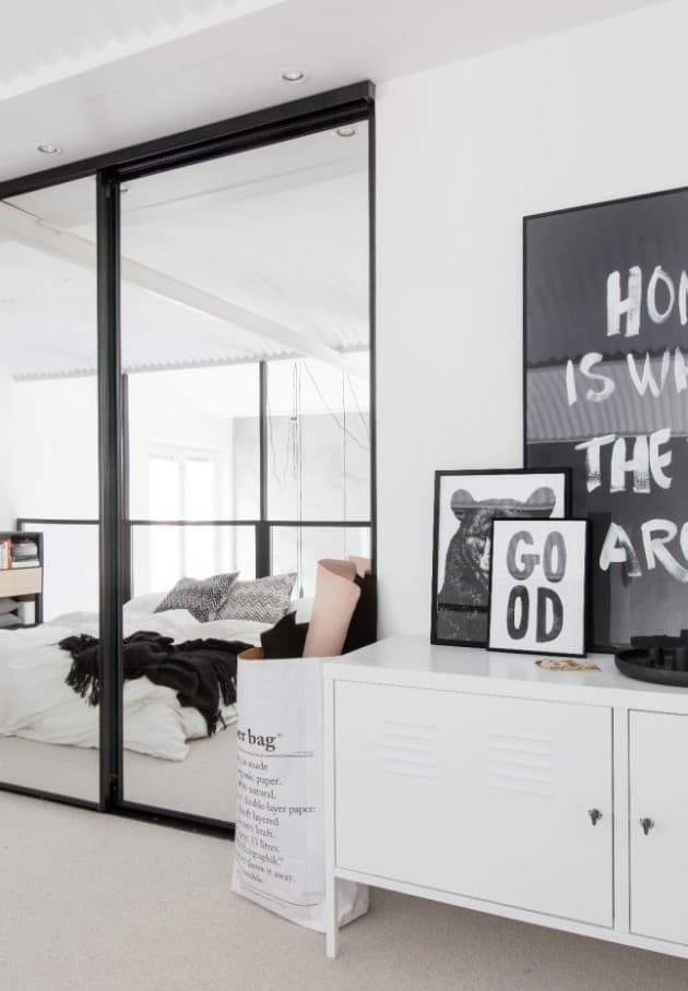 Intérieur finlandais chambre noire et blanche.