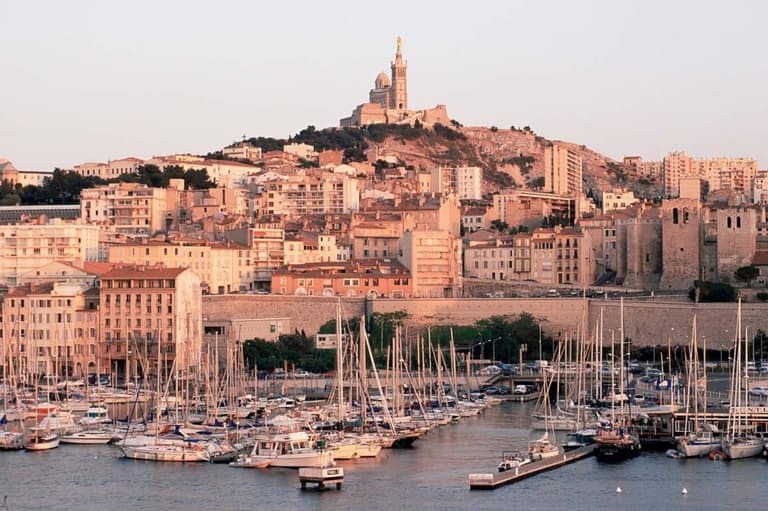 Marseille vu du Vieux-Port avec lumière méditerranéenne