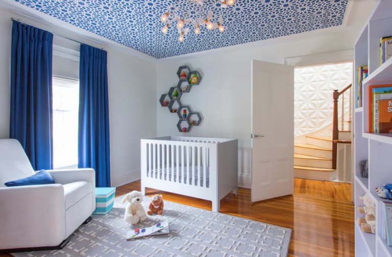 Chambre bebe blanche bleu electrique roi