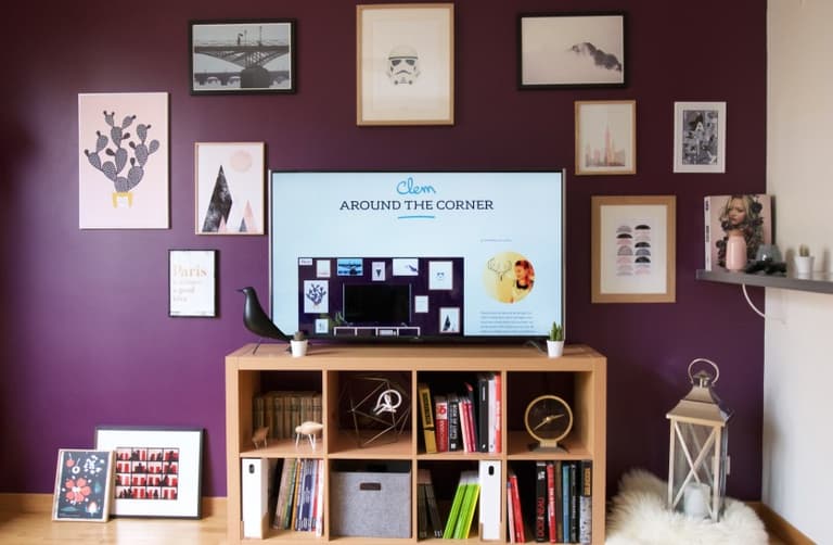 mur de cadres peinture aubergine violette