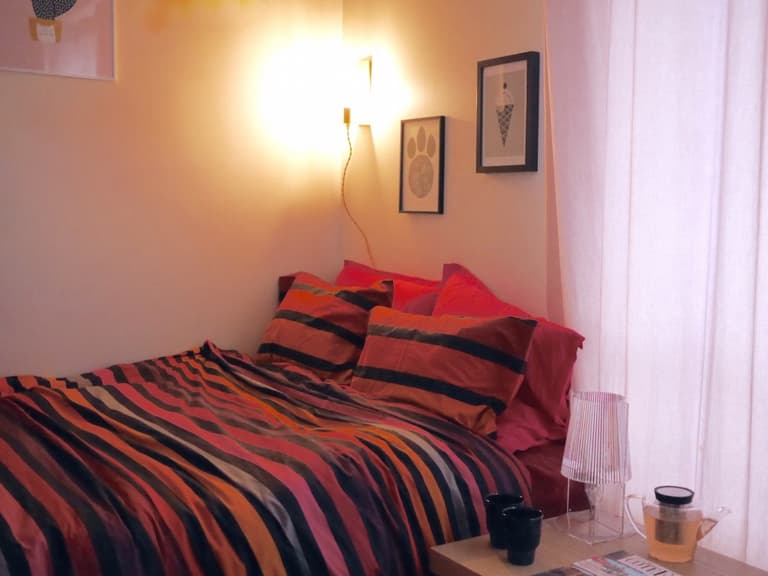 vrai lit dans un appartement une pièce