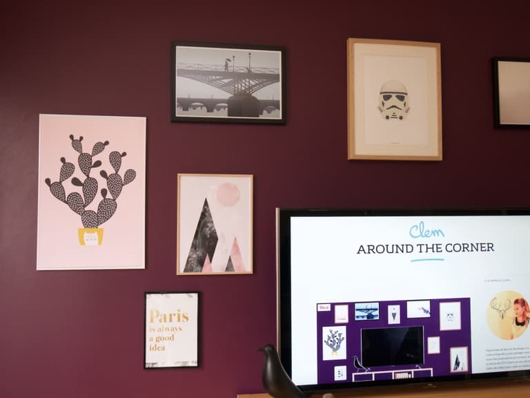 mur aubergine violet cadres