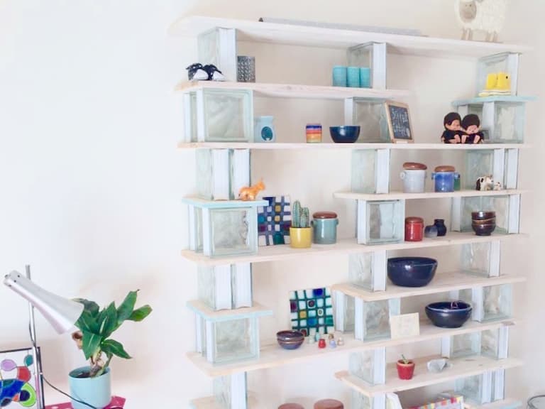DIY bibliothèque en bois et brique de verre