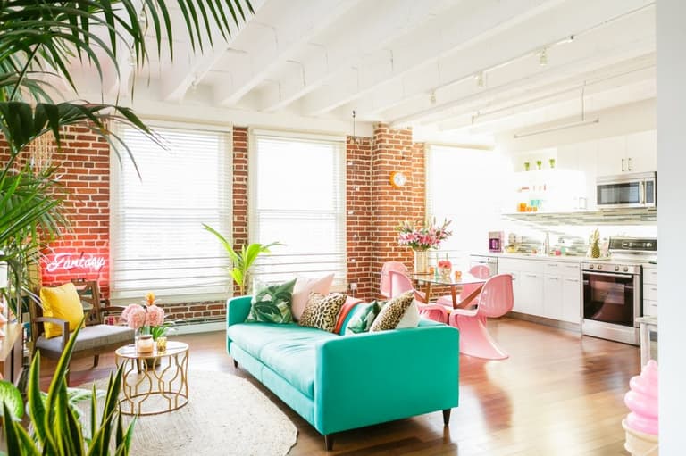 Urban jungle colorée appartement fluo multicolore
