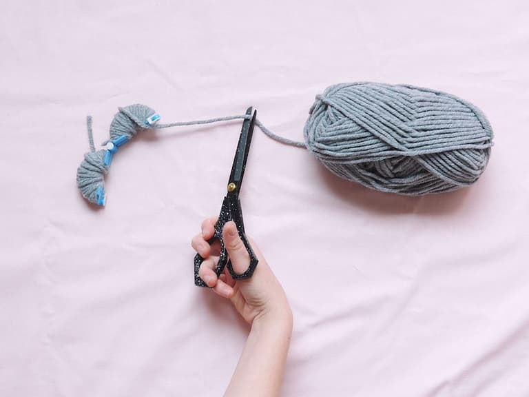 DIY : Couronne de Noël en pompons de laine et eucalyptus ClemAroundTheCorner