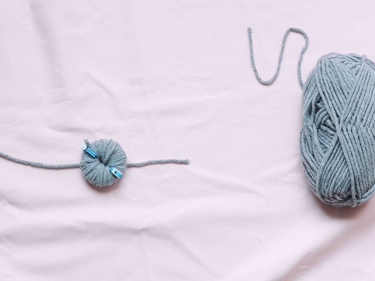 DIY : Couronne de Noël en pompons de laine et eucalyptus ClemAroundTheCorner