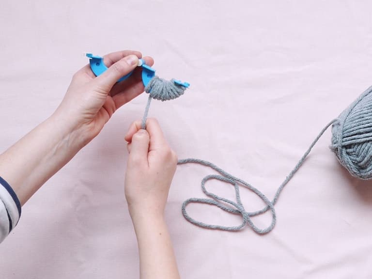 DIY : Couronne de Noël en pompons de laine et eucalyptus ClemAroundTheCorner
