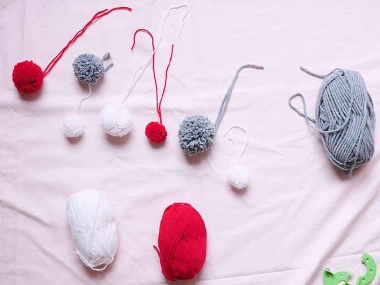 DIY : Couronne de Noël en pompons de laine et eucalyptus ClemAroundTheCorner