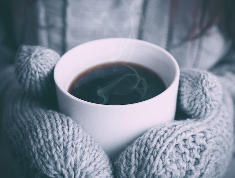 tasse de café chaud hiver mouffle laine tricoté