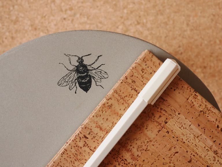 Tabouret en béton Serax utilisé comme petite table d’appoint pour le thé