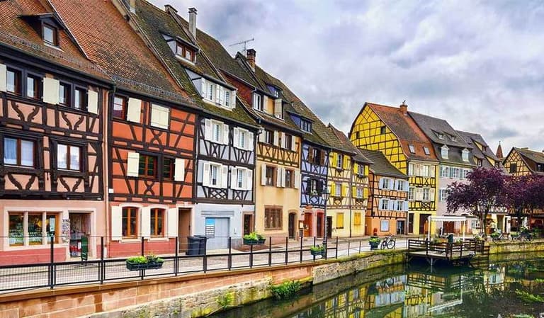 repeindre des volets en bois en Alsace petite France canaux coloré maison multicolore