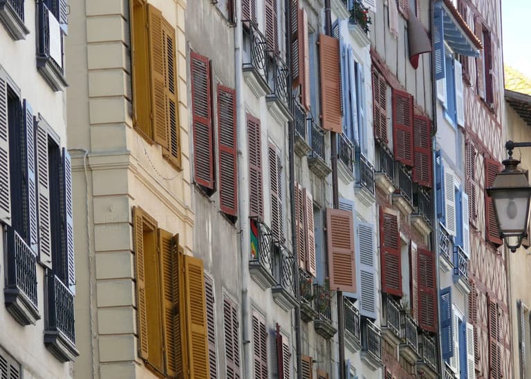 Repeindre des volets en bois : ce qu'il faut savoir