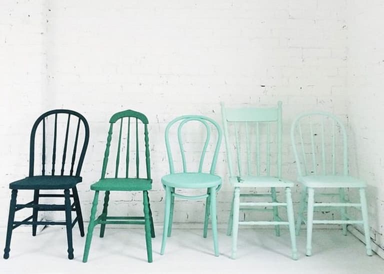 cinq chaises de couleur mint