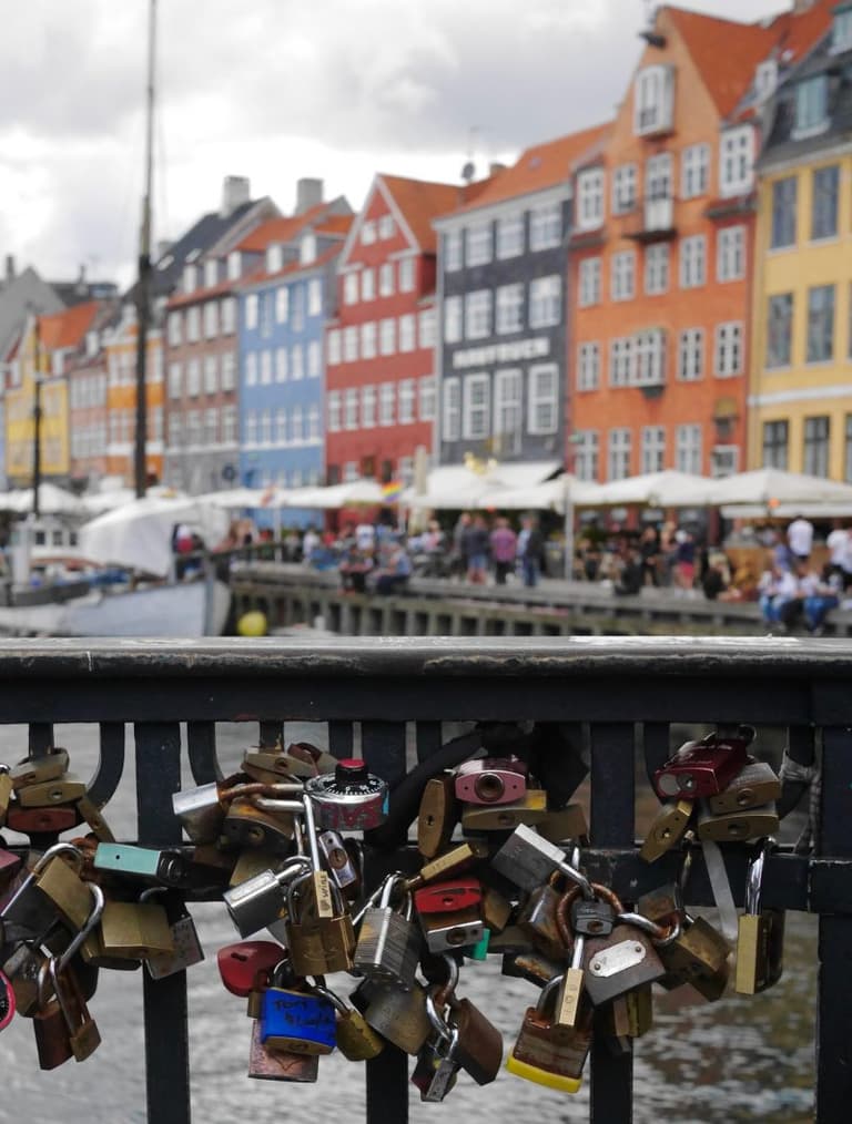 Ancienne photo de Nyhavn à Copenhague conservée en galerie souvenir