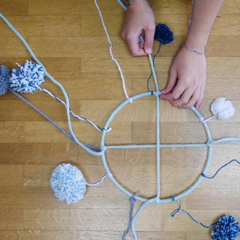 croix laine vert amande mobile diy