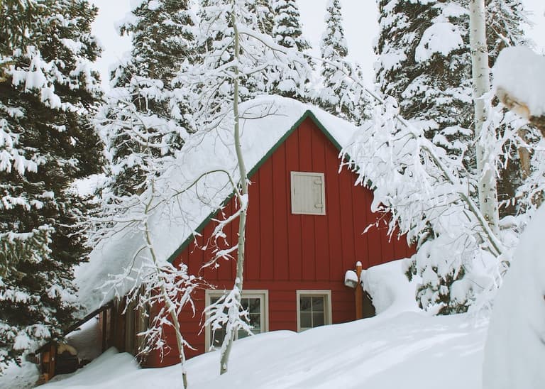 bien decorer sa maison pour l hiver maison rouge neige norvege