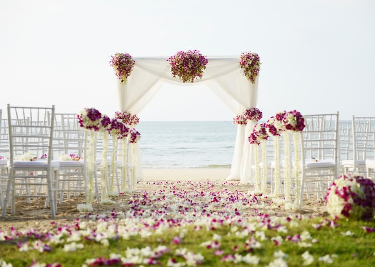 deco ceremonie laique fleurs bouquets arche chaises mer mariage