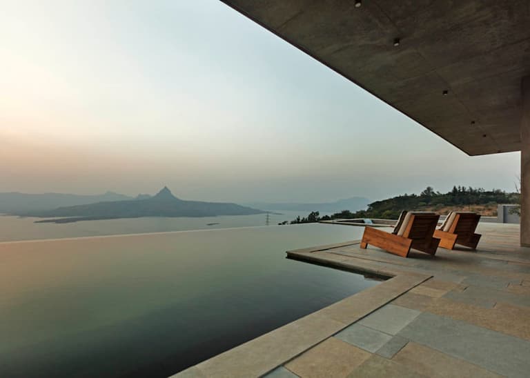 béton et bois villa vue lac montagne inde