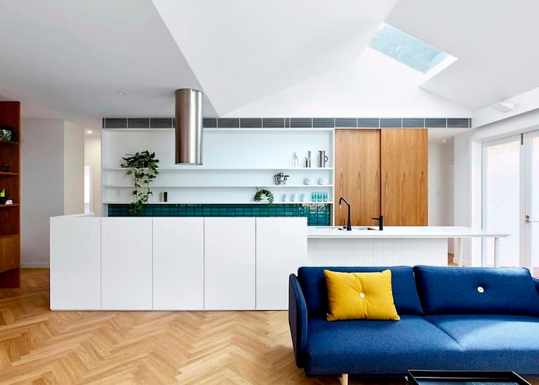 maison avec puits de lumière salon séjour cuisine ouverte canapé bleu meuble bois blog déco clem around the corner