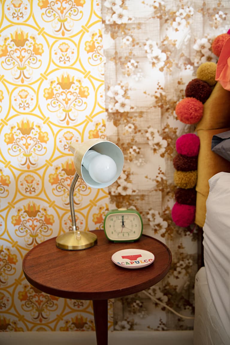 maison rétro australie chambre table de chevet lampe laiton tête de lit pompons - blog déco - clem around the corner